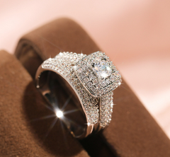 Luxury Rhinestone Engagement Ring in New Fashion